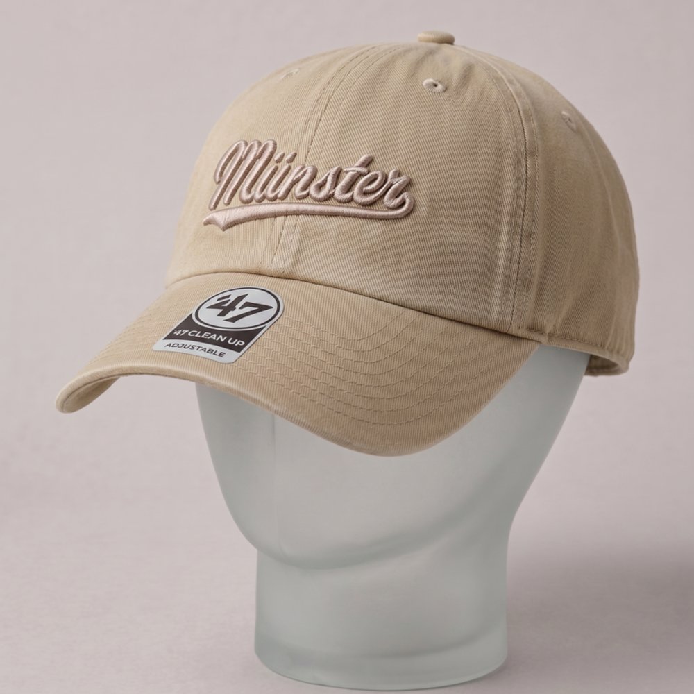 Sandfarbene Baseballcap mit Ton in Ton gesticktem, geschwungenem Münster-Schriftzug