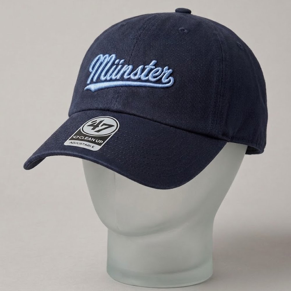 Navyblaue Baseballcap mit hellblau gesticktem, geschwungenem Münster-Schriftzug